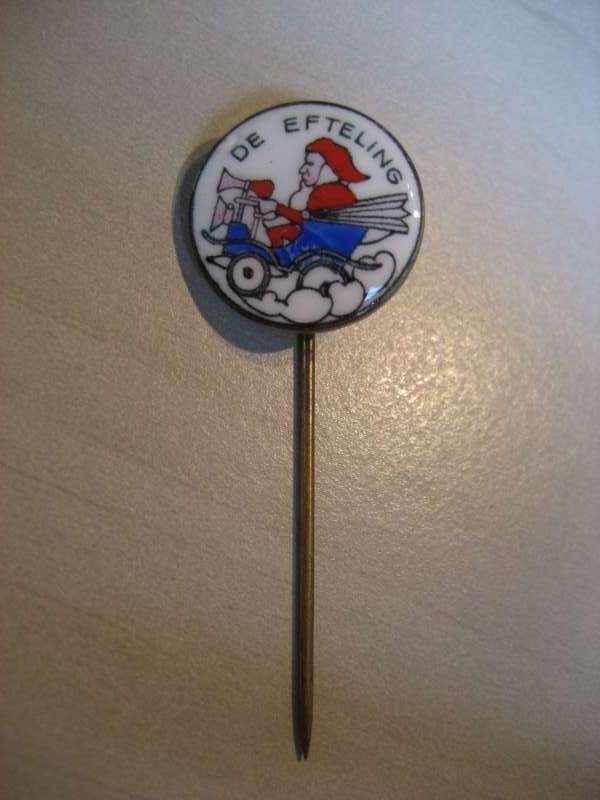 Speld kabouter in oldtimer
